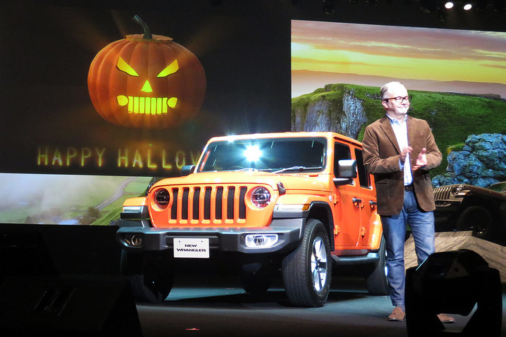 専用ボディーカラーの「パンプキンメタリック」でペイントされた「ジープ・ラングラー アンリミテッド サハラ ローンチエディション」と、FCAジャパンのポンタス・ヘグストロム社長兼CEO。
