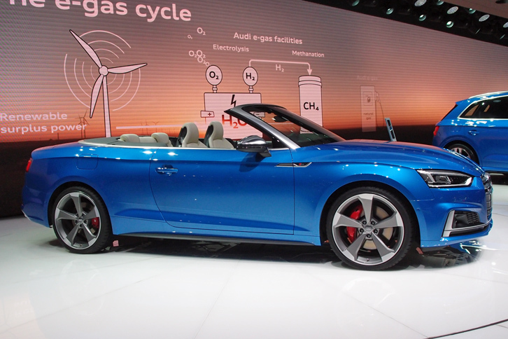 オープントップモデルの「アウディS5カブリオレ」。写真は欧州仕様車。