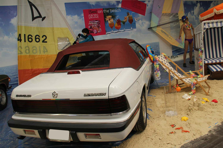 2012年のテーマは「ゼックス・オン・ザ・ビーチ」。6気筒車を特集した。写真は「クライスラー・ルバロン コンバーチブル」。