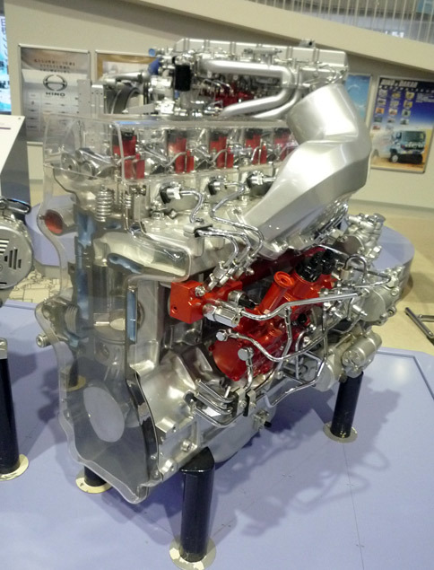 日野自動車の展示施設「日野オートプラザ」に展示される「J08C」型ディーゼルエンジン（カットモデル）。コモンレール式燃料噴射装置を搭載した、世界初のエンジンである。