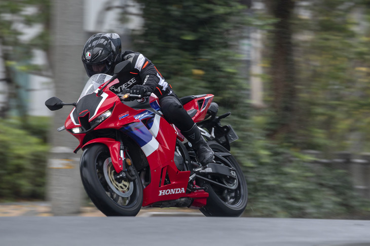 リッターバイクとは違い、しっかりと“使い切れる”エンジンパワーや、マルチシリンダーの高回転型ユニットならではのサウンドなども「CBR600RR」の魅力だ。