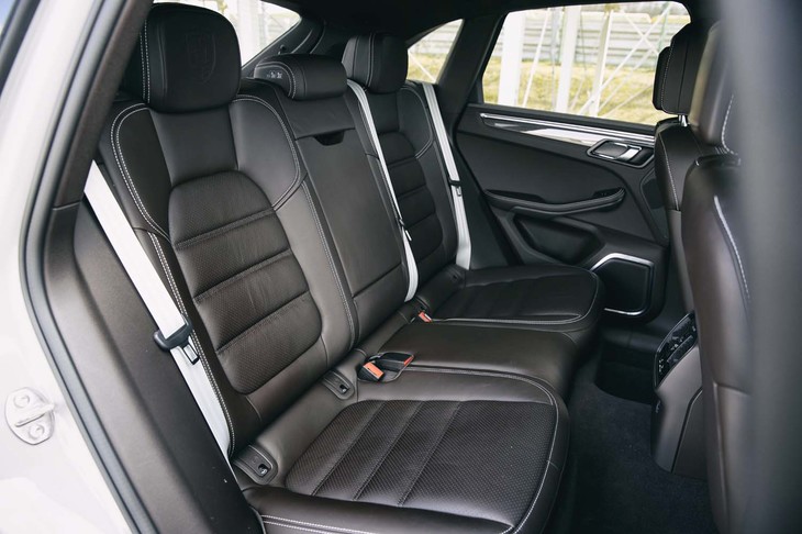 前席同様、上質なレザーで仕立てられたシート。ヒーターはオプションとして選択できる。