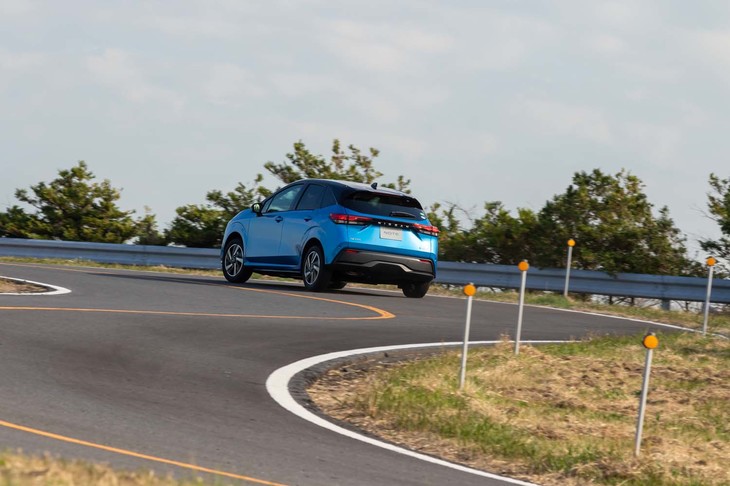 ボディーの剛性アップと軽量化、パワーユニットの出力アップを果たした新型「ノート」。その走りは、先代よりも明らかにスポーティーかつ上質になっていた。