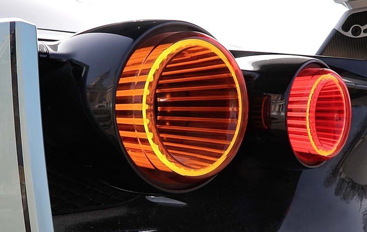 イタルデザインの灯火専門チームによって開発されたリアコンビネーションランプ。