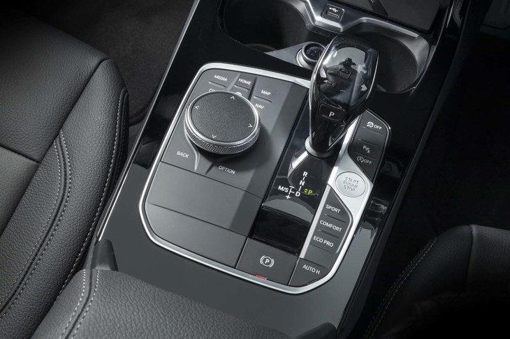 トランスミッションは8段のトルコン式AT。セレクターのまわりにはドライブモードセレクターなどが整然とレイアウトされている。