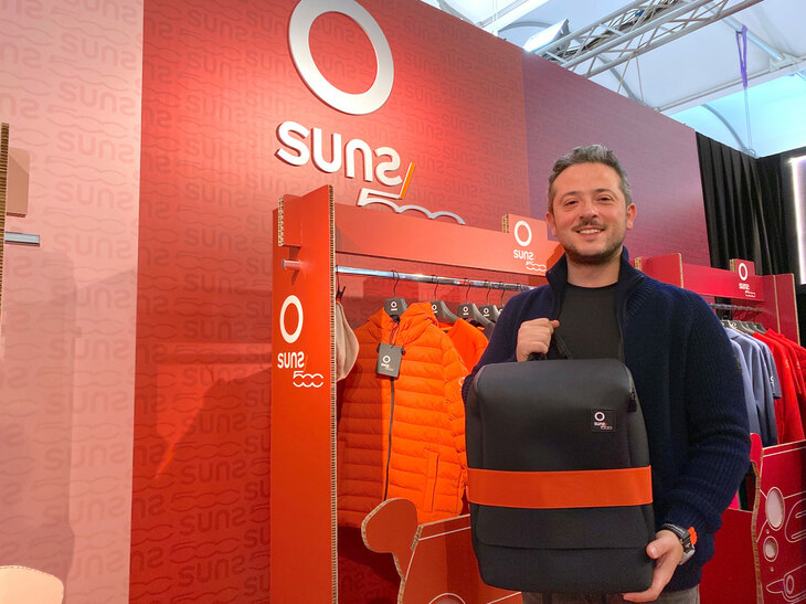 広報マーケティング・ディレクターのジュゼッペ・スバーノ氏と、サンズ／フィアット500リュック。