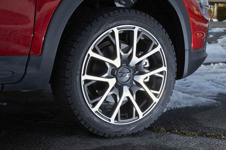 専用デザインの18インチアロイホイール。タイヤサイズは225/45R18。