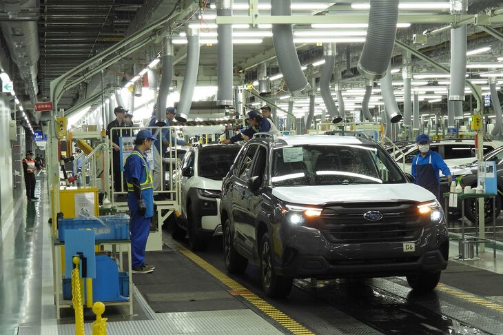 完成検査工程を見学していたら、エンジン車の「フォレスター」の姿が。スタッフいわく、混流生産の開始を前に、テストで流していたものだとか。