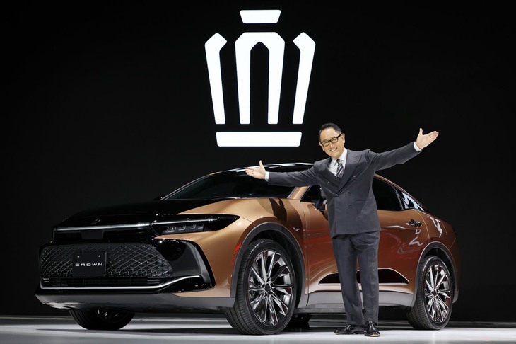 新型「クラウン（クロスオーバー）」とフォトセッションに臨む豊田章男社長。グローバル展開する16代目で、「日本のクラウンここにあり」というメッセージを世界に伝えたいと意気込む。