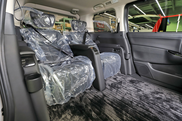 「エルグランドVIP」に装備される、2座のキャプテンシート。広々とした後席空間が特徴の同車は、法人のほか、芸能人やスポーツ選手からオーダーされることもあるという。