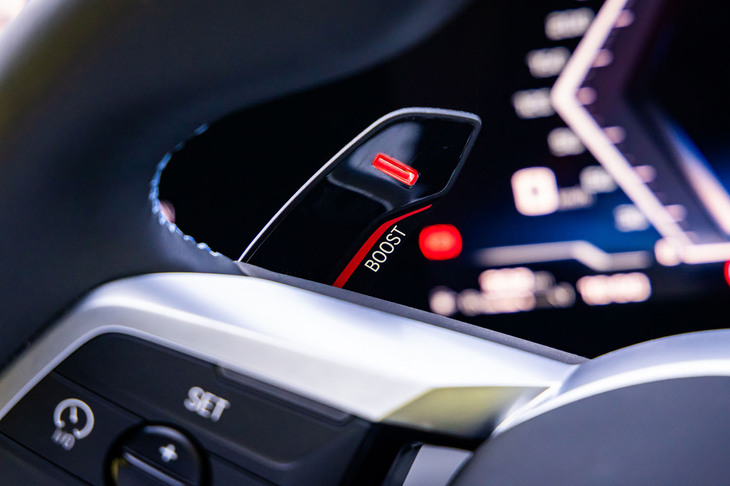 「M235 xDrive」には、シフトパドルの長引きで10秒間作動する「ブーストモード」が備わる。「マルチディスプレイメーターパネル」内に作動時間がカウントダウン表示されるのも、同モードのユニークな特徴だ。