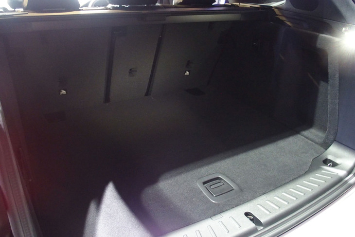 BMW iX3（ラゲッジスペース）