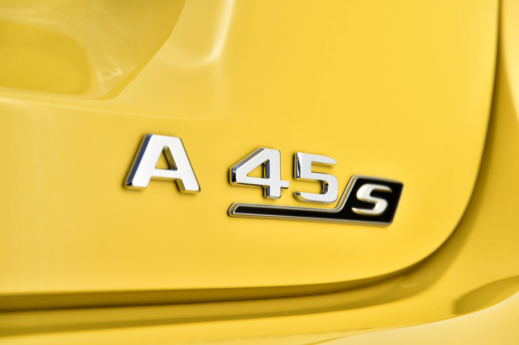 リアハッチゲートの右側に「A45 S」、左側に「AMG」のエンブレムを配置。