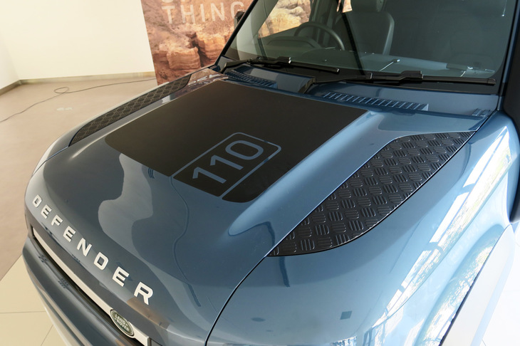 ランドローバー・ディフェンダー110 SE エクスプローラーパック装着車（ボンネットデカール）