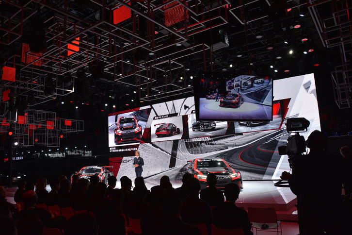 アウディ スポーツのプレスカンファレンスでは、2台のレーシングマシンが紹介された。「RS3 LMS」と「R8 LMS」だ。スピーチするはCEOのステファン・ヴィンケルマン氏。