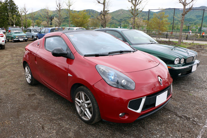 くるりと180度回転して格納される、ユニークなルーフを備えたオープンカー「ウインド」。そんなに古くないモデルだが、かなりレアな一台といえる。