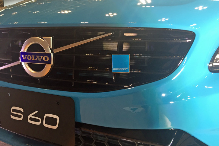 
	フロントグリルにあしらわれたポールスターのエンブレム。
	