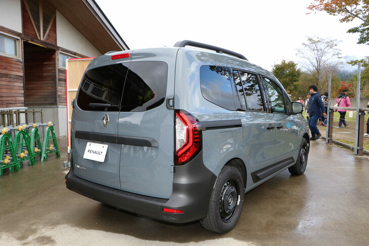 「ヴァリエテ」のボディーカラー「グリ アーバン」は、2代目「カングー」の最終限定車「リミテッド ディーゼルMT」に採用されたものと同じ色だ。