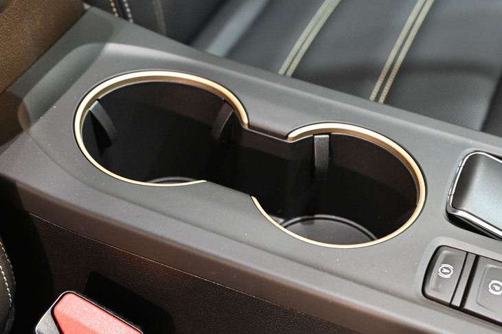 カップホルダーのベゼルもウオームチタニウムだ。