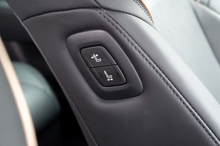 助手席肩口にあるパワーシートスイッチ。スライドとリクライニングの操作が可能。