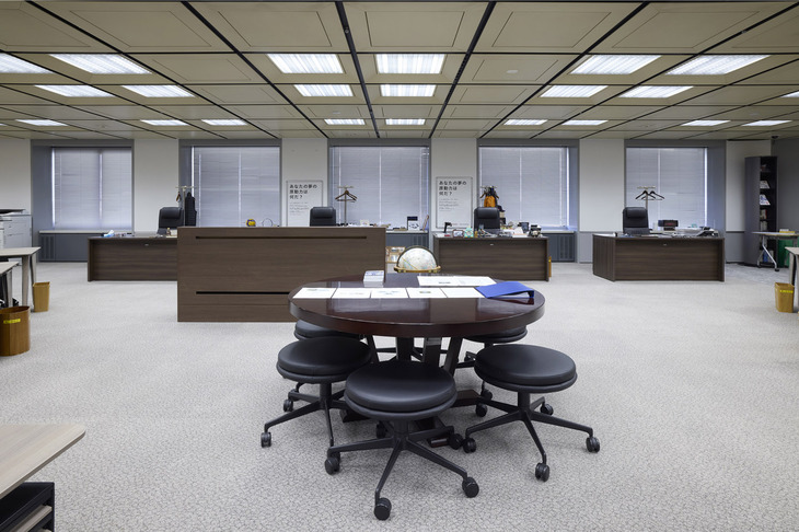 「Honda青山ビル」の10階にある役員室。初代副社長の藤澤武夫氏の「集団経営体制が重要」との考えから、個室ではなく「役員室」という大部屋が使用されている。役員同士、またときには従業員も交えて議論する共用テーブルが並んでいる。