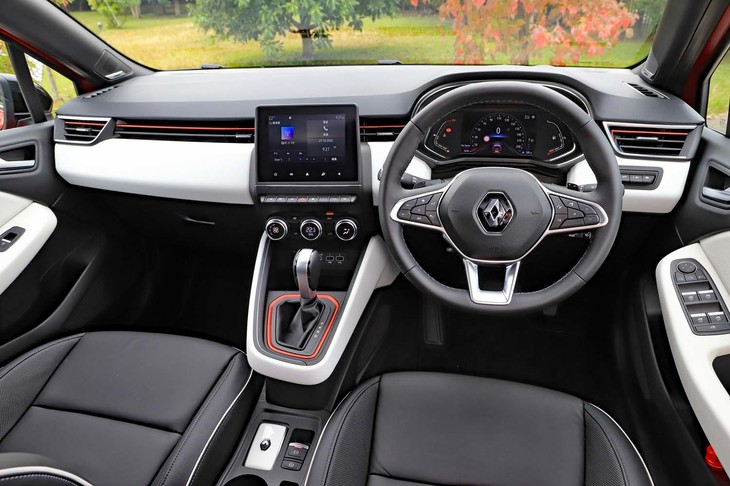 内装色は外装色に合わせてコーディネートされる。ホワイトの部分にはソフトパッドが使われ、従来モデルよりも全体の質感が飛躍的に高まった。