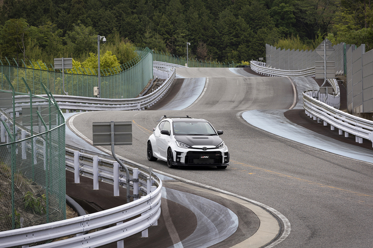 レーシングドライバーがドライブする「GRヤリスGRMN」に同乗してテクニカルセンター下山の第3周回路へ。コースの端から端までを使い切るのがさすがだ。