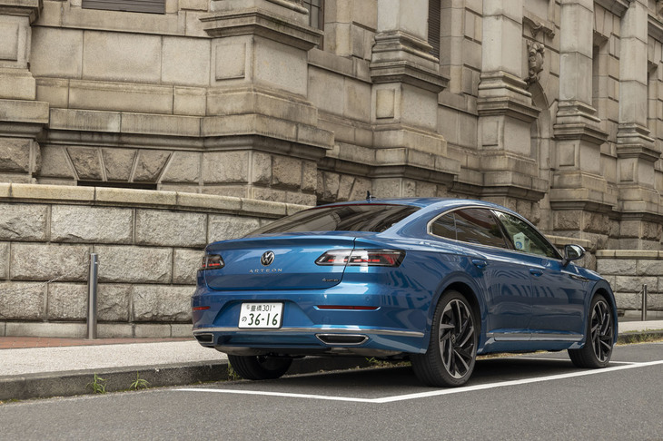 2021年7月に日本に導入された「アルテオン」のマイナーチェンジモデル。外装ではリフレッシュされたフロントとリアまわりの意匠が特徴だ。