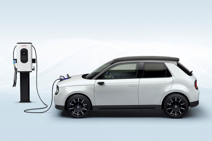 突如として日本でも湧き上がった“未来の自動車論争”。「日本はEVで遅れている。日本の自動車産業はおしまいだ！」とか、「ハイブリッドカーこそ最エコ！ ヨーロッパが間違っているんだ」とか、さまざまな意見を目にするが、実際のところどうなのだろう？