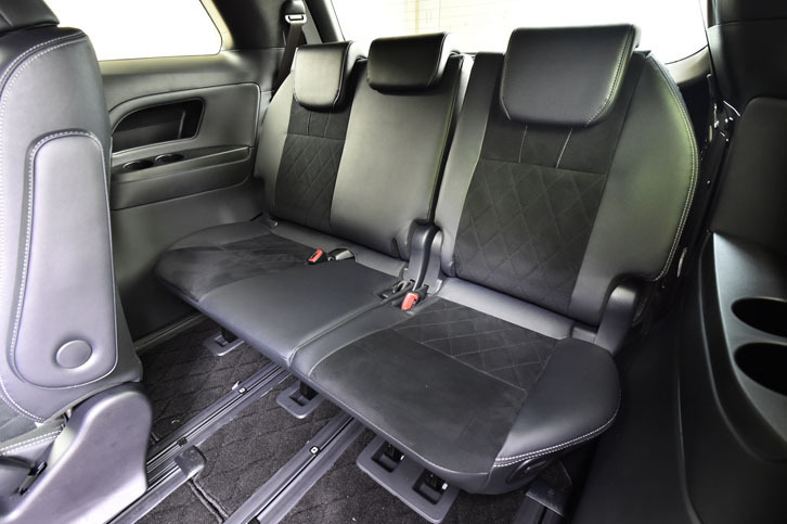 3列目シートの定員は3人。6：4の分割可倒式となっている。