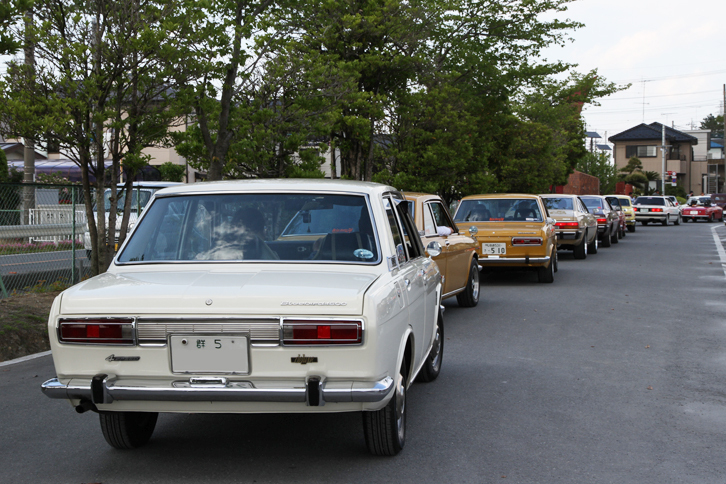 閉会式を終え、会場をあとにする参加車両。