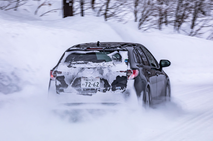 「アイスガード7」を装着し、大雪山系旭岳に向かうワインディングロードを行く「トヨタ・カローラ ツーリング」。エッジ量の大幅増加により、氷上だけでなく雪上でも先代モデル以上のグリップ性能を発揮する。