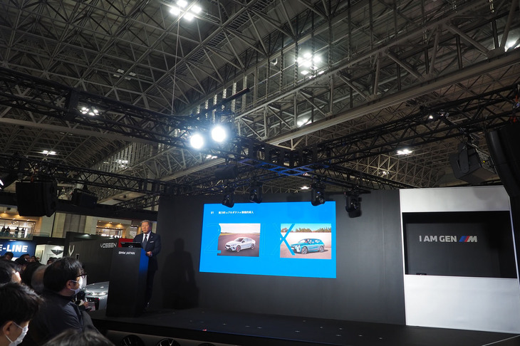 プレスカンファレンスのステージに登壇したBMWジャパンの代表取締役社長 長谷川正敏氏。