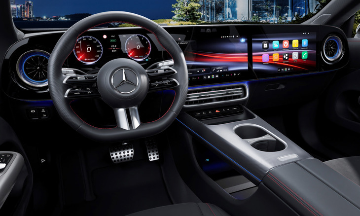 最新モデルで主流となりつつある巨大な液晶ディスプレイは、見やすくスタイリッシュでハイテク感も抜群。ただ、一部のユーザーからは、最新機能が盛りだくさんのインドテインメントシステムは、使いこなすことのできない過剰な装備との声も聞こえてくる。写真は新型「メルセデス・ベンツCLA」のインストゥルメントパネル。