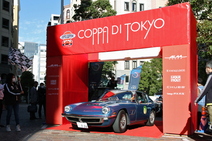 午前9時30分、先導車である現行「シボレー・カマロ コンバーチブル」に続いて、カーナンバー1を与えられた堺 正章氏の1967年「マセラティ・ミストラル」からスタートしていく。