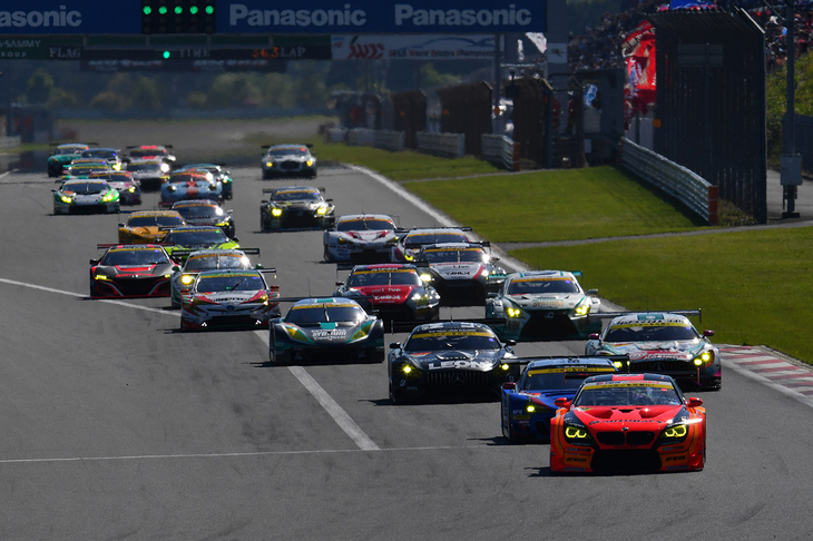 こちらはGT300クラス。No.55 ARTA BMW M6 GT3（写真手前）が圧倒的な速さを見せつけた。