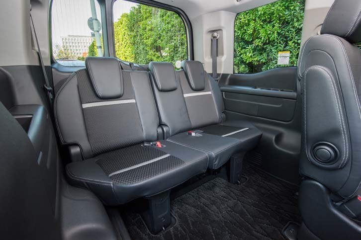 3列目シートは3人掛け。床から座面までの高さは約30cm。