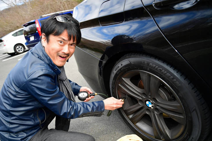 試しに空気圧を落としてみることに。（写真＝池之平昌信）