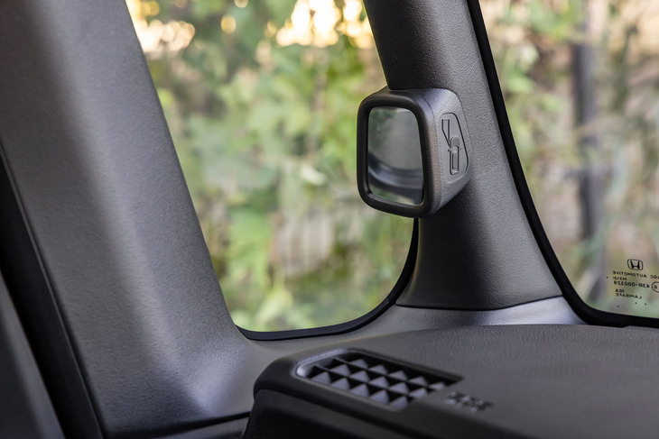 助手席側のAピラーに配置される「ピタ駐ミラー」。“合わせカガミ”の新構造で、障害物の位置が分かりやすくなった。左前方の視界も改善されている。