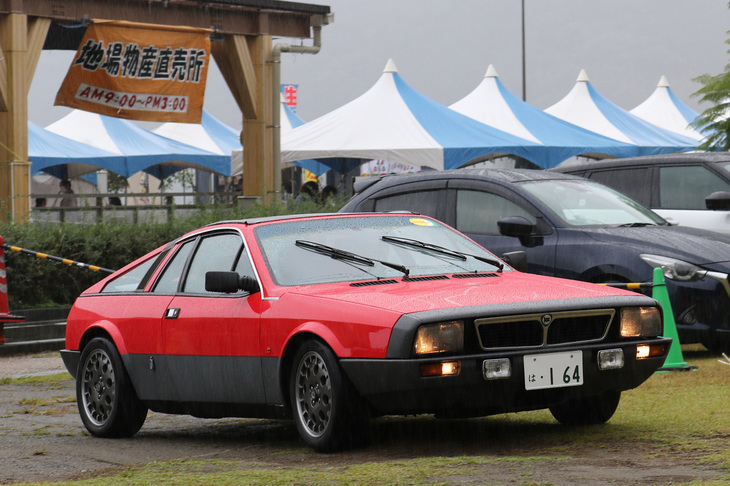 「ランチア・モンテカルロ」。「X1/20」のコードネームで「フィアットX1/9」の上級版として開発されていたが、最終的にランチアブランドが与えられたモデル。ピニンファリーナデザインのボディーに2リッター直4 DOHCエンジンをミドシップする。