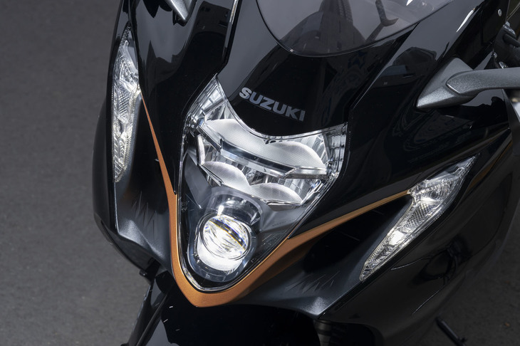 ラムエア用のエアインテークとLED式の灯火類が組み合わされたフロントカウル。左右のポジションランプにはウインカーの機能も備わる。