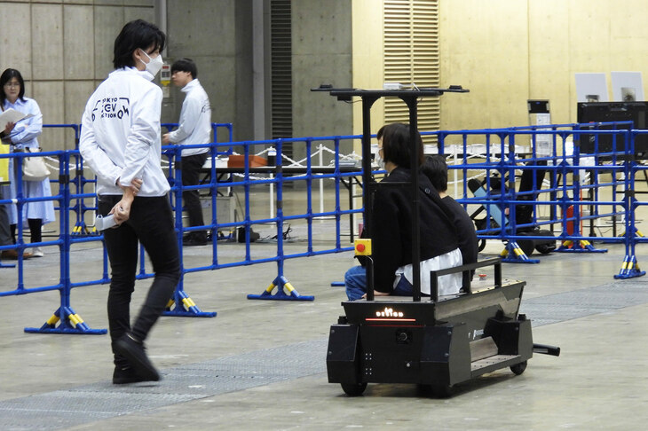 柵のなかをしずしずと走るモビリティーに、この日2万8499歩を歩いた記者は思った。「いや、それフォーミュラEの観戦エリアや、駅からの動線に提供してくれや。報道関係者はガマンすりゃいいけど、来場客の皆さんには、ちょっとでも快適に楽しんでもらおうよ」。……まぁ、ファンビレッジと観戦エリアの間には、電動のゴルフカートが細々と通っていたようですが。