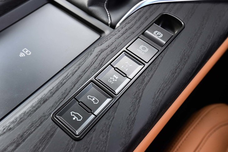 レクサスLX600（車高調節ほかスイッチ類）