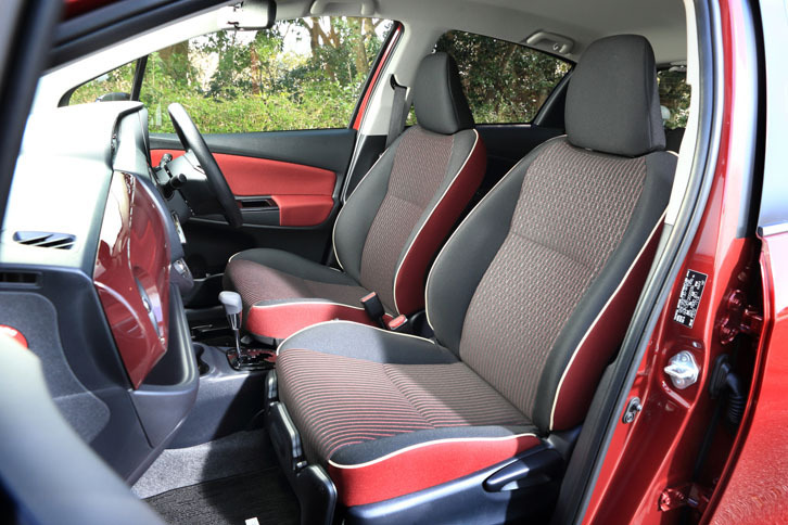 「ジュエラ」グレードの専用シート。特徴的なパターンのファブリックが用いられるほか、サイドサポート部にパイピングが施される。