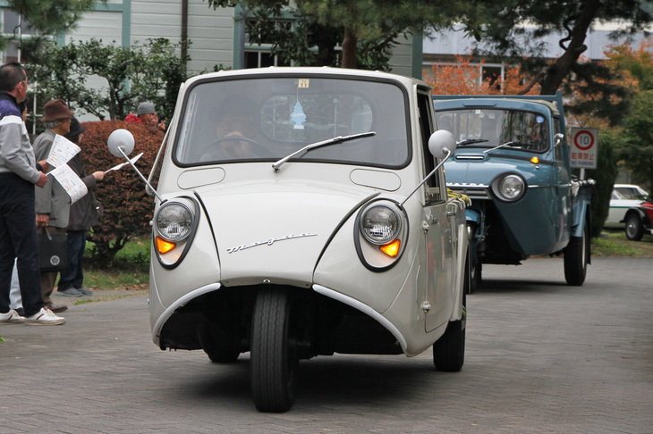 軽三輪トラックの1968年「マツダK360」に小型三輪トラックの1963年「同T1500」が続く。いわばマツダの親子三輪トラックである。