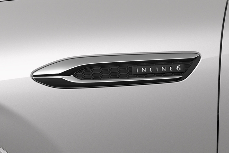 ボディーサイドに貼られた「INLINE6」のバッジが誇らしげ。