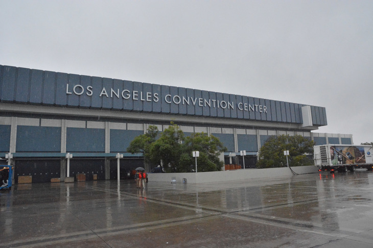 プレスデー初日の夜から雨が降り出し、取材2日目はロサンゼルスとしては珍しい本格的な雨となった。
