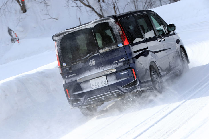 走りに関する点では、専用の空力パーツとサスペンションが特徴。ガソリン車では、最低地上高がベース車（スパーダ・Honda SENSING）より15mm低くなる。（写真はハイブリッド車）