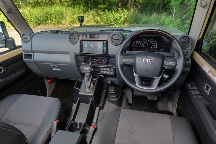 インストゥルメントパネルは硬質な樹脂パネルがむき出しの素っ気ないもの。日本での販売が停止されていた、2009年の改良で現在のパネルのデザインとなった。