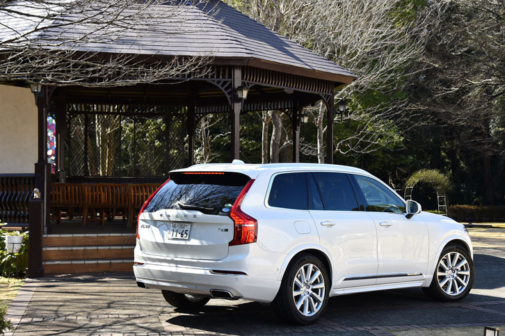 ボルボ初のSUVとして2002年にデビューした「XC90」。その2代目は、日本国内では2016年1月27日に発売された。